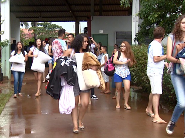 Alunos de escola em Artur Nogueira desocupam unidade (Foto: Reprodução / EPTV)