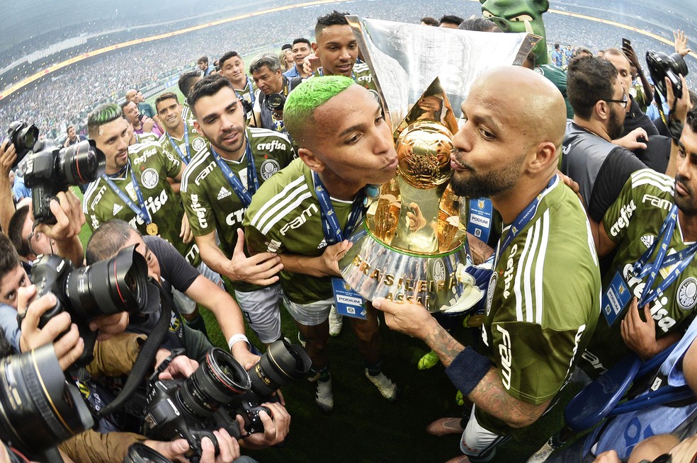 Deyverson e Felipe Melo beijam a taça do Palmeiras — Foto: Marcos Ribolli