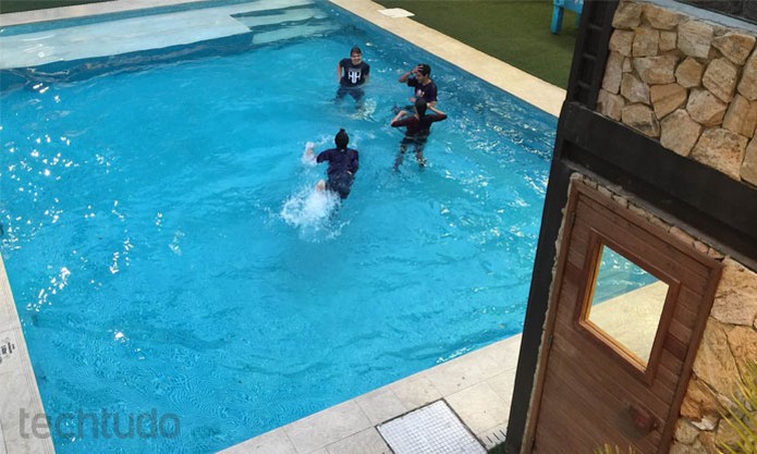 Para a piscina! Vencedores pulam na água e se divertem no fim do Hackahton Globo (Foto: Diego Borge / TechTudo)