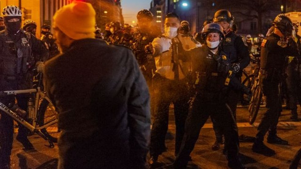 Membros do Proud Boys entraram em confronto com a polícia e com outros manifestantes durante protestos que ocorreram em dezembro de 2020 na capital Washington. — Foto: Getty Images via BCC