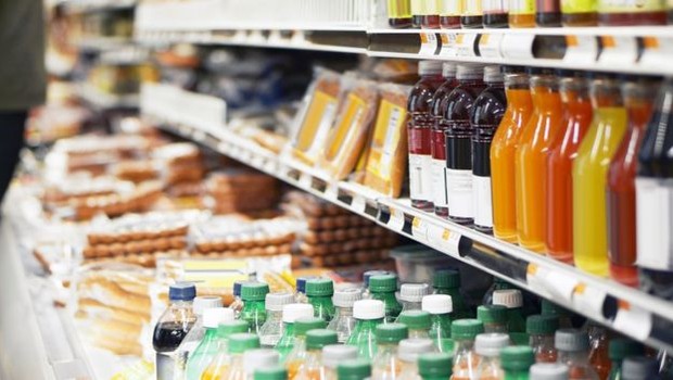 De acordo com Deram, indústria de alimentos e bebidas coloca aditivos e conservantes em excesso nos produtos vendidos no Brasil (Foto: GETTY IMAGES via BBC)