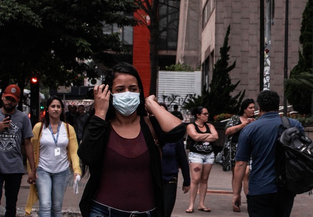 Pessoas caminham com máscaras em São Paulo em meio à epidemia de coronavírus (Foto: Guilherme Gandolfi/Fotos Públicas)