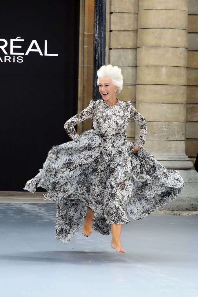 Helen Mirren desfila descalça na semana de moda de Paris (Foto: Getty Images)
