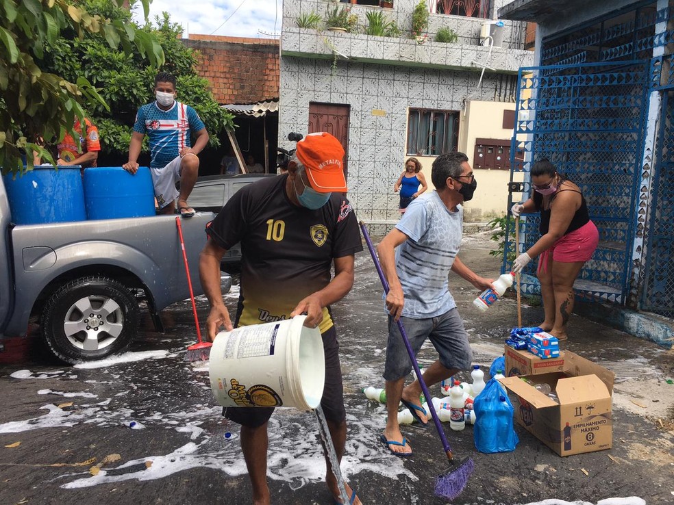 Vizinhos pretendem lavar outras ruas do bairro — Foto: Amanda Bulcão/Rede Amazônica