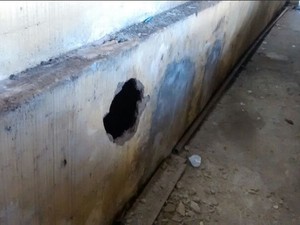 Presos fizeram um buraco na parede que dá acesso à garagem da delegacia (Foto: Assessoria/Sindpol)