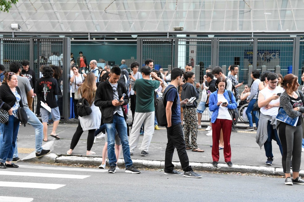 Enem em 2018: Movimenta&ccedil;&atilde;o na sa&iacute;da dos candidatos, em S&atilde;o Paulo. &mdash; Foto: Foto: RONALDO SILVA/FUTURA PRESS/FUTURA PRESS/ESTAD&Atilde;O CONTE&Uacute;DO