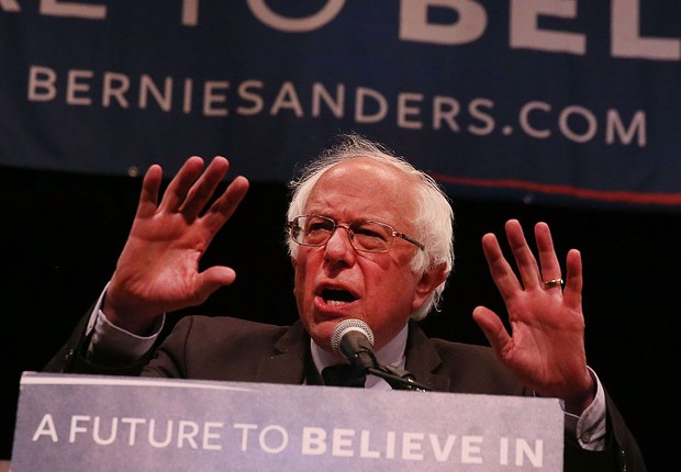 O senador americano Bernie Sanders discursa em Manhattan, Nova York (Foto: Spencer Platt/Getty Images)
