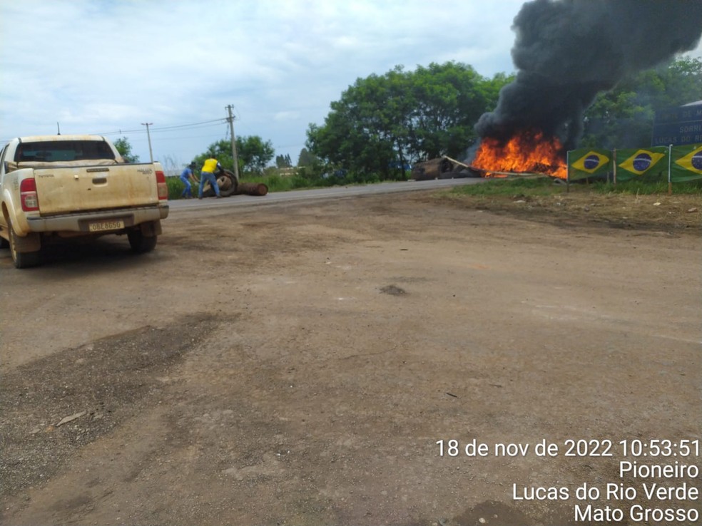 Em Lucas do Rio Verde, manifestantes atearam fogo em pneus e bloquearam as pistas. — Foto: PRF