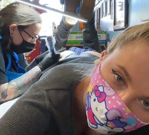 A modelo Ireland Baldwin no estúdio em que fez a tatuagem de uma bota em uma das nádegas (Foto: Instagram)