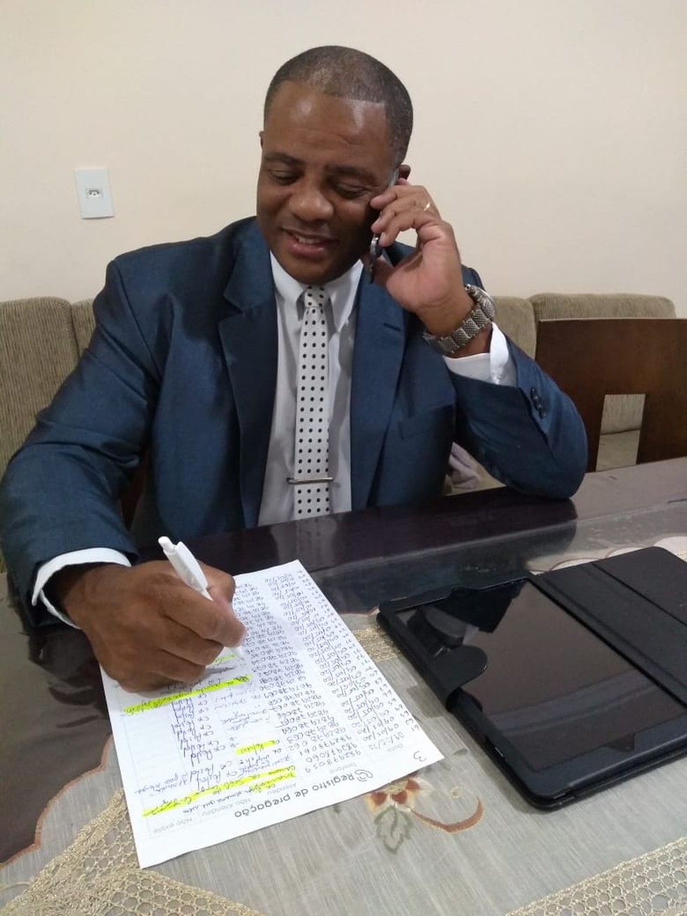 Ednei realiza trabalho de pregação por telefone — Foto: Arquivo Pessoal/Ednei Fortunato de Lima