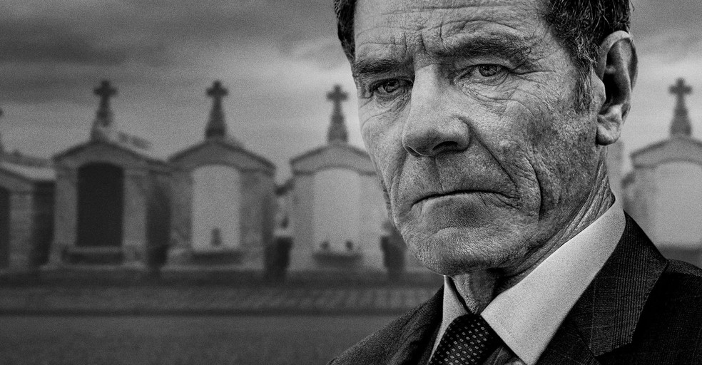 Brian Cranston interpreta um juiz que fará de tudo para ver seu filho livre das ameaças de um grupo criminoso — Foto: Reprodução/JustWatch