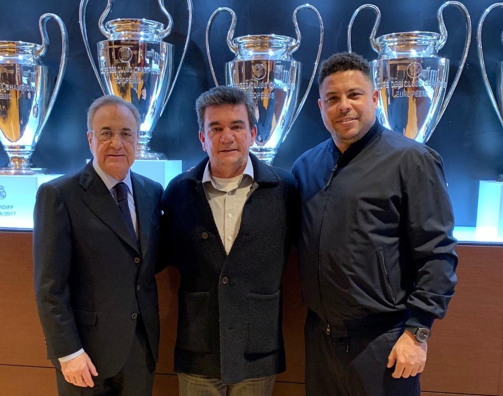 Andrés Sanchez, presidente do Corinthians, posa com Florentino Pérez, do Real, e Ronaldo — Foto: Divulgação/Corinthians