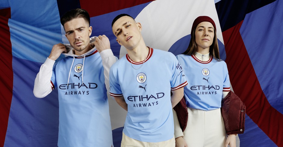 Jack Grealish (esq.), Phil Foden (centro) e Vicky Losada (dir.) usam nova camisa HOME do Manchester City 2022/23 (Foto: Divulgação/Puma)
