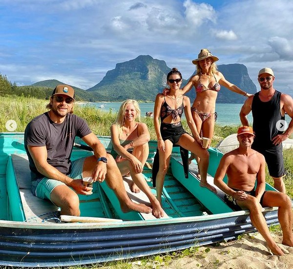 Chris Hemsworth e Elsa Pataky com amigos em passeio por ilha australiana (Foto: Instagram)