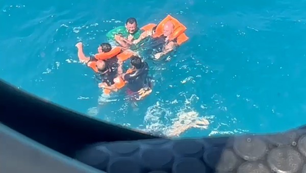 Tripulantes da embarcação 'Tremembés' resgatados em alto mar, após naufrágio no Maranhão — Foto: Reprodução/CTA