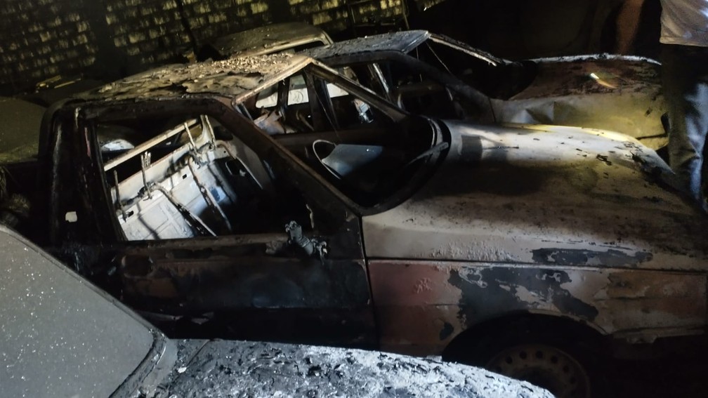 Incêndio em oficina mecânica destrói 21 carros e deixa prejuízo de R$ 1 milhão em São José da Barra — Foto: Arquivo Pessoal