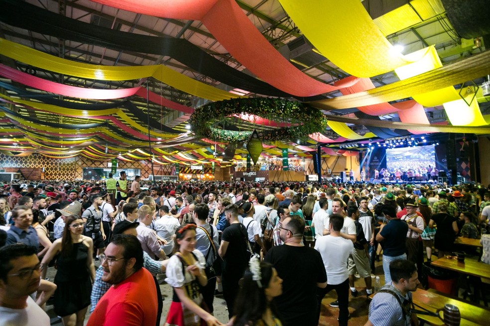 Mais de 70 mil pessoas participam da 36ª Oktoberfest em ...