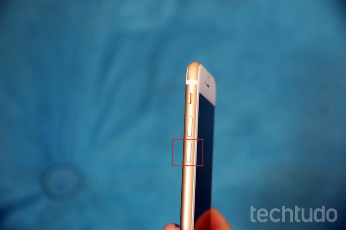 Botão de baixar o volume do iPhone 7 (Foto: Anna Kellen Bull/TechTudo)