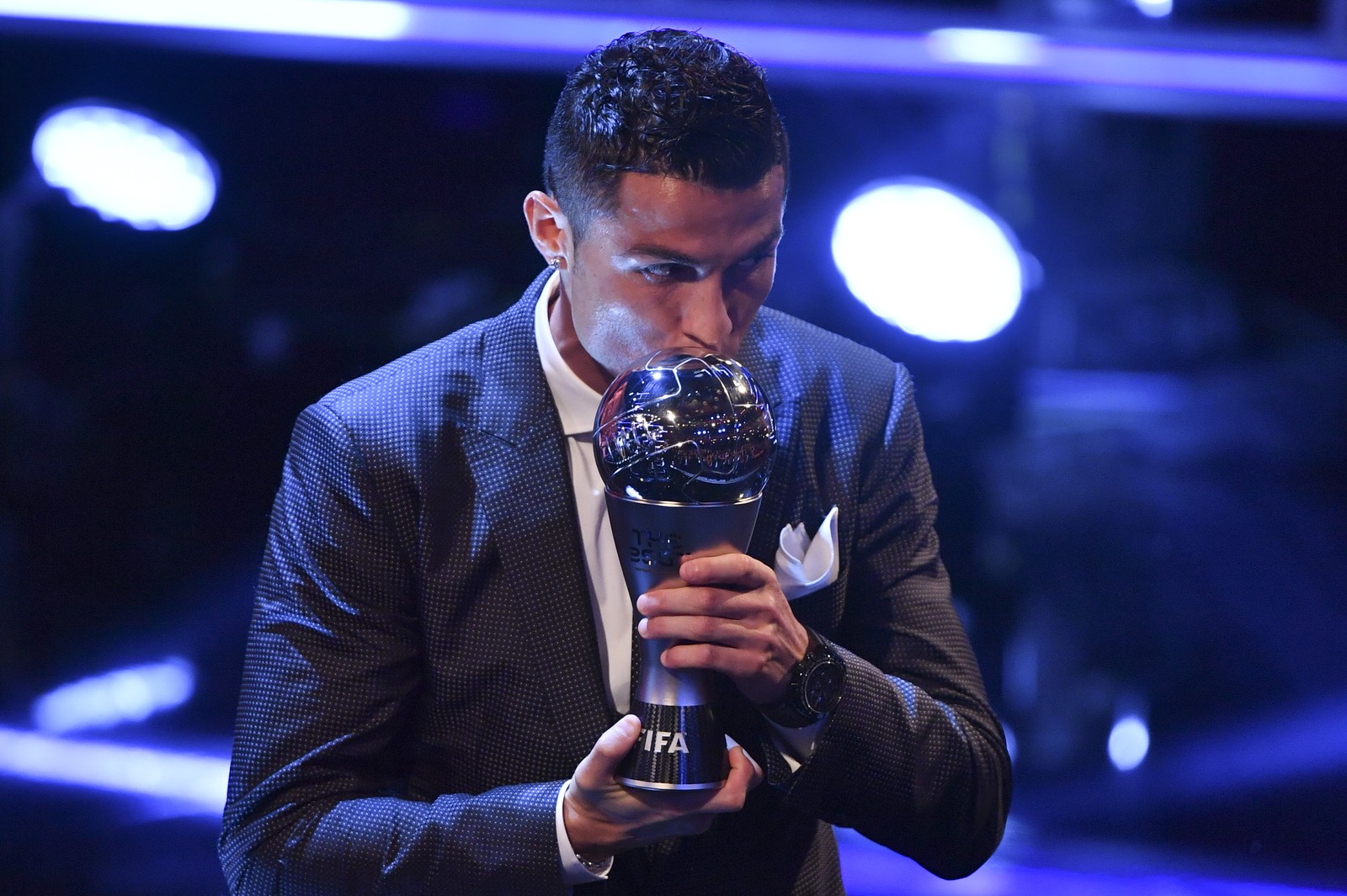 Cristiano Ronaldo instantes depois de ser eleito o melhor do mundo pela quinta vez - a segunda consecutiva (Foto: AFP)