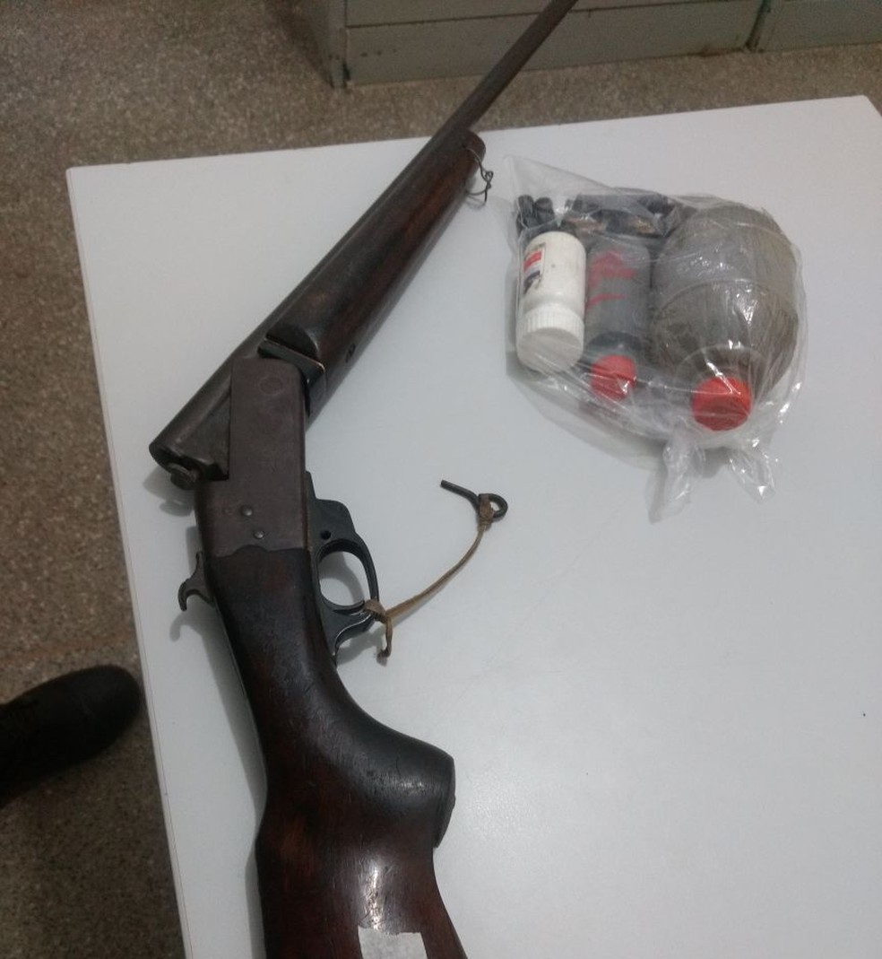 Na casa do suspeito, a polícia apreendeu uma arma e munições (Foto: Polícia Militar/Divulgação)