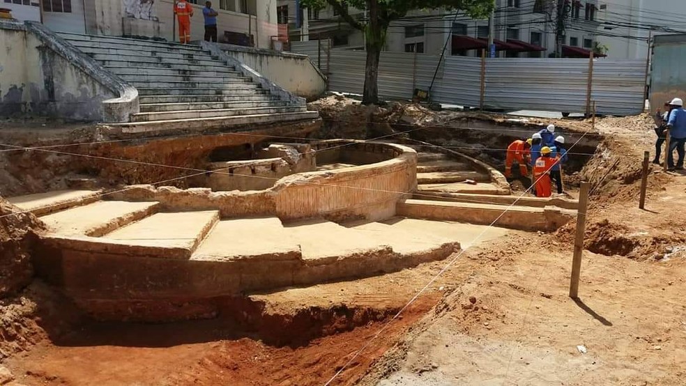 Segundo secretário de Cultura e Turismo de Salvador, estrutura aparenta ser de uma fonte do Teatro São João. Arqueólogos fazem pesquisa para confirmar a relação.  — Foto: Arquivo Pessoal