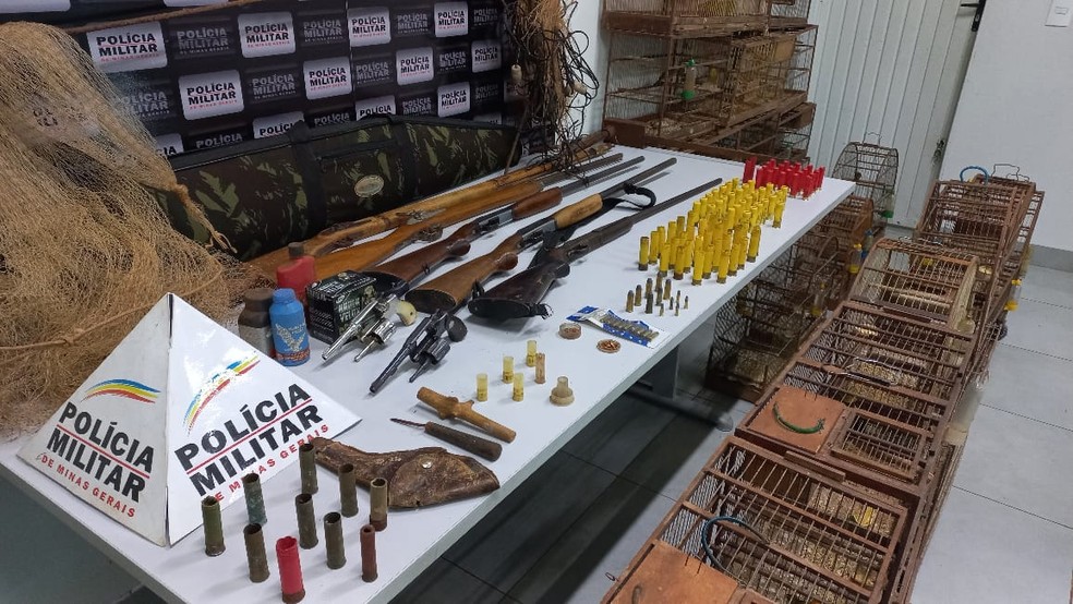 PMMA apreendeu armas de fogo e muni&ccedil;&otilde;es em fazendas em Ituiutaba &mdash; Foto: Pol&iacute;cia Militar de Meio Ambiente