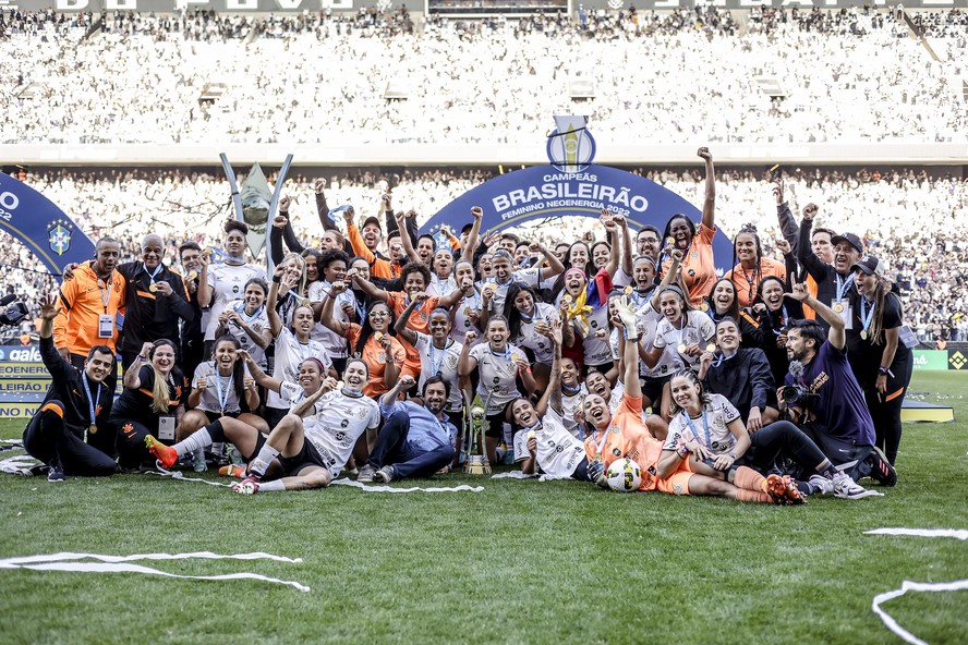 Time feminino do Corinthians posa com a taça de campeão brasileiro