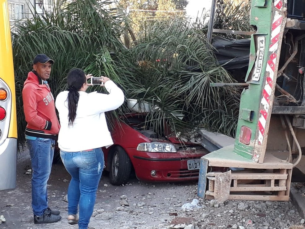 Carro foi atingido por caminhão que tombou no cruzamento de avenidas em Hortolândia. (Foto: Joaquim Mares)