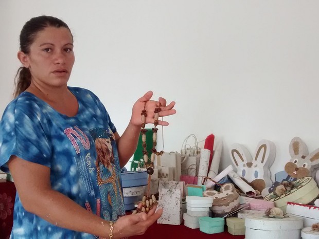 Valdenice sonha em exportar peças artesanais produzidas no setor Lago Sul, em Palmas (Foto: Jesana de Jesus/G1)