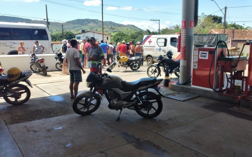 Homem é morto a tiros ao lado de posto de combustíveis no sul da BA — Foto: Reprodução/Redes Sociais