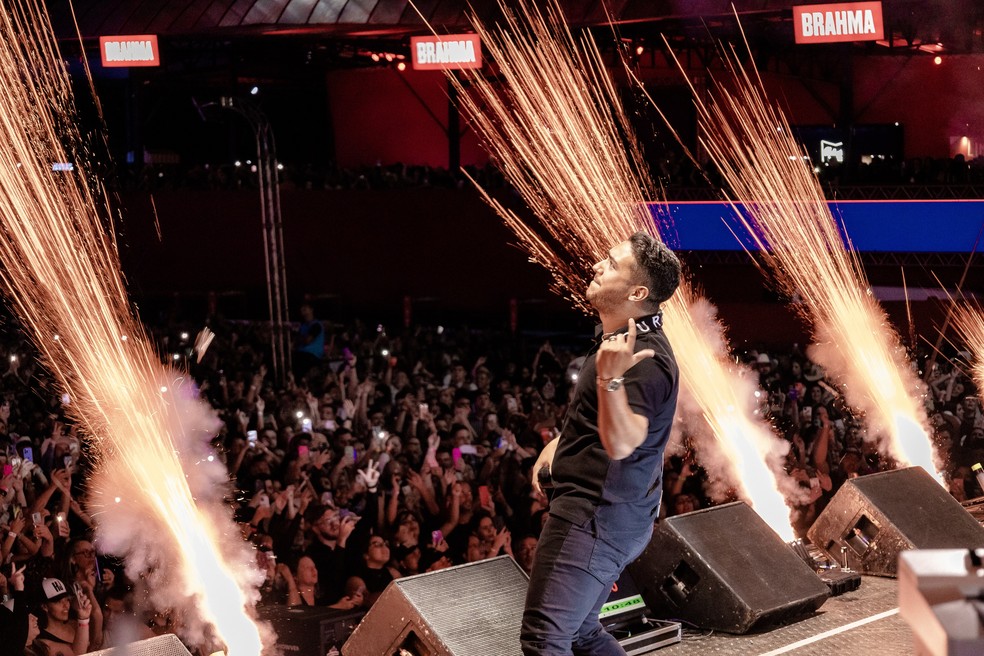 Henrique & Juliano abriram primeira noite de shows do Limeira Rodeo Music — Foto: Paulo Henrique Marques/ g1