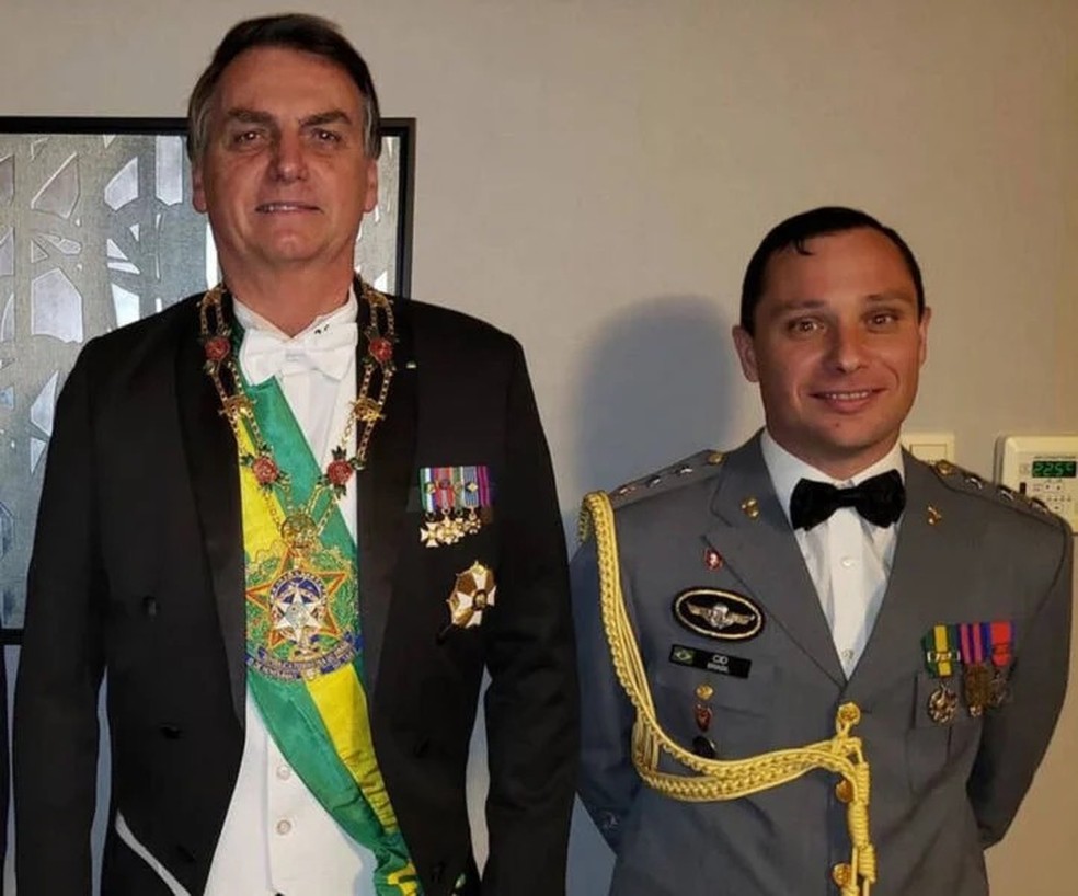 O ex-presidente Jair Bolsonaro e Mauro Cesar Barbosa Cid — Foto: Reprodução/Redes Sociais