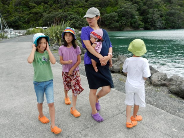 Thais Saito mora na Nova Zelândia com os quatro filhos (Foto: Arquivo pessoal)