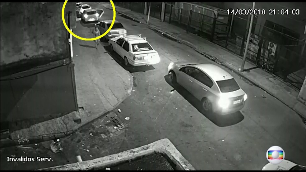 Detalhe na imagem mostra carro que sai logo depois de veículo onde está a vereadora (Foto: Reprodução)