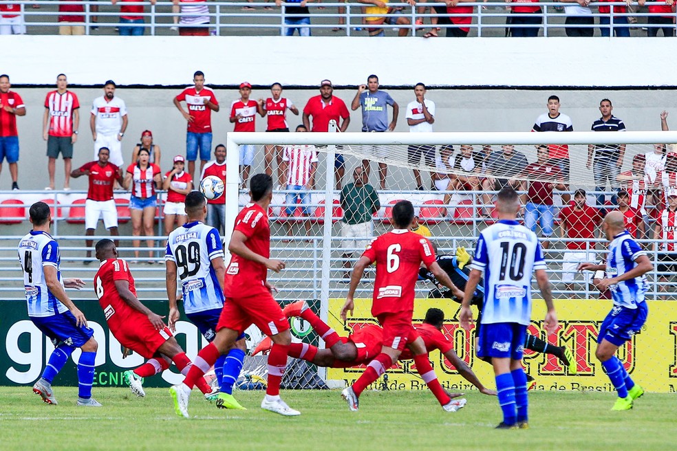Ferrugem cobrou falta e Wellington Carvalho quase marcou de cabeça para o CRB — Foto: Ailton Cruz/Gazeta de Alagoas