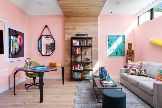 Décor do dia: escritório rosa tem estilo divertido e madeira até o teto (Foto: Anthony Barcelo)