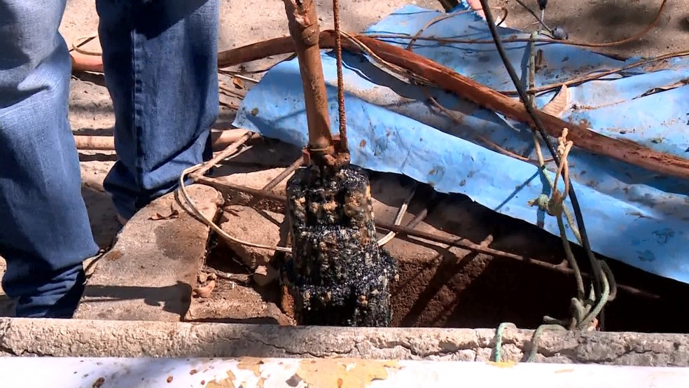 Água tem saído suja de poços artesanais em Linhares — Foto: Reprodução/TV Gazeta