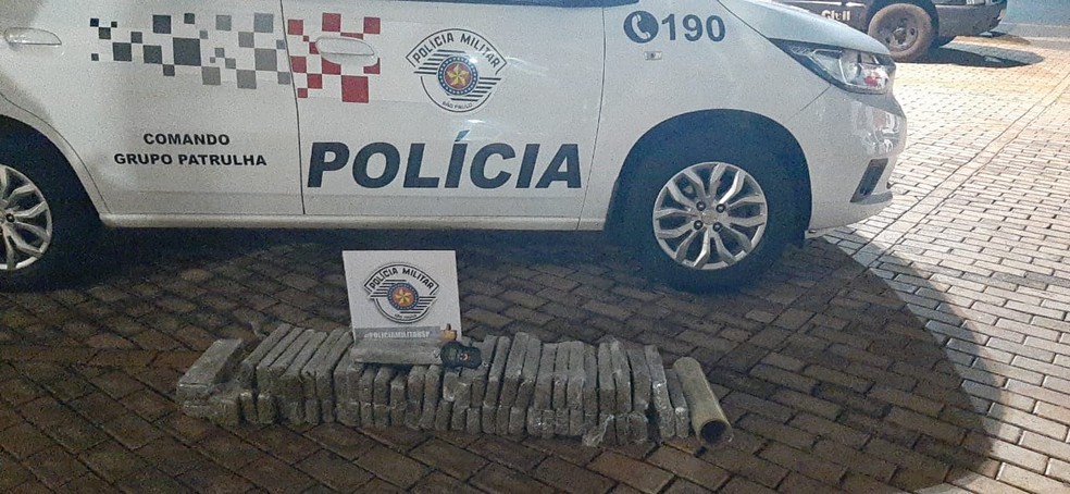 Ao final da apreensão, maconha pesou 63 quilos e dois homens foram presos em flagrante por tráfico de drogas — Foto: Polícia Militar/Divulgação