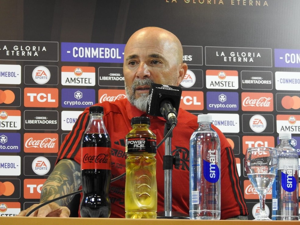 Sampaoli em entrevista coletiva ap&oacute;s Racing x Flamengo &mdash; Foto: Fred Gomes