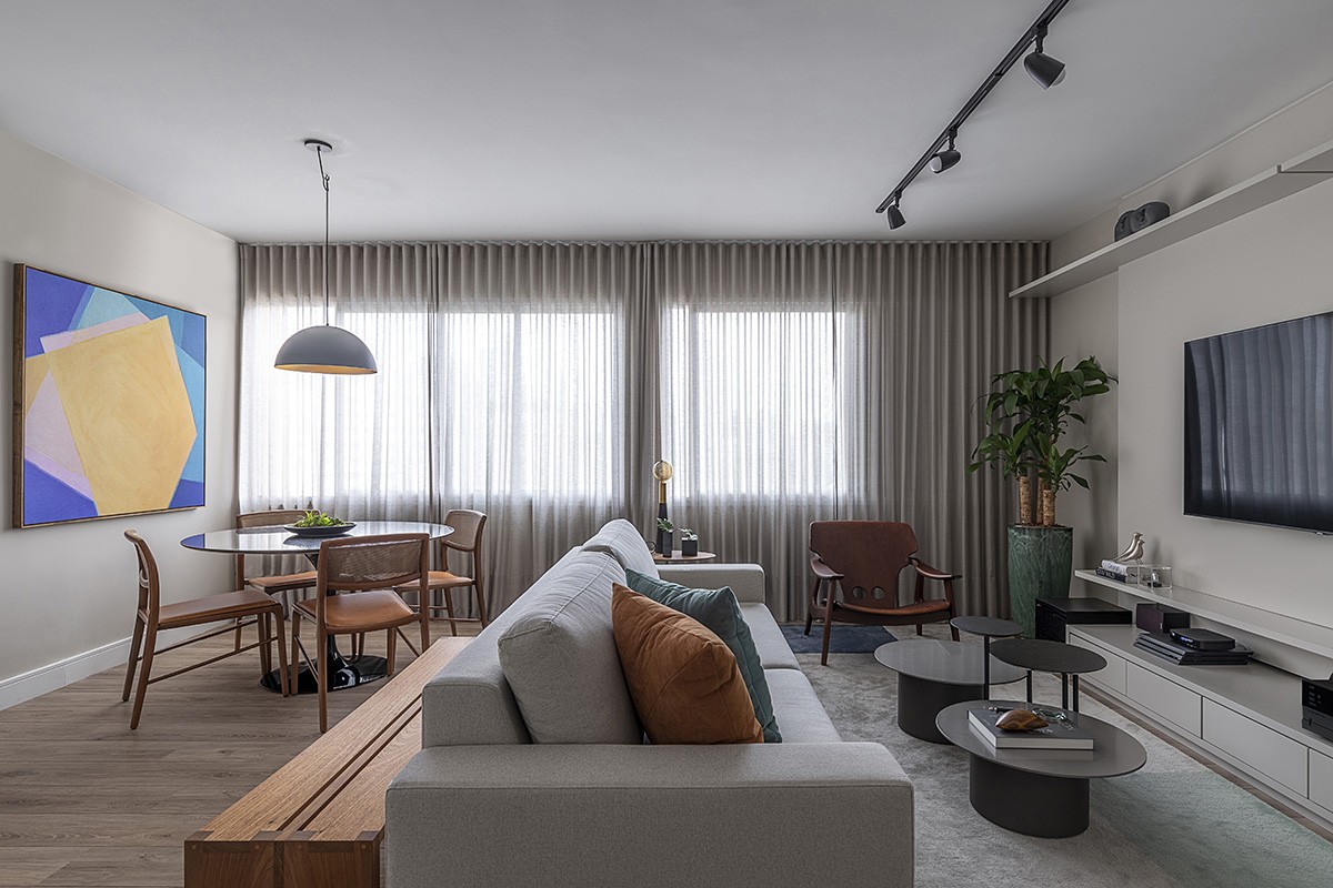 O sofá cinza da Brentwood é o ponto central da sala e setoriza os espaços (Foto: Rafael Renzo / Divulgação)
