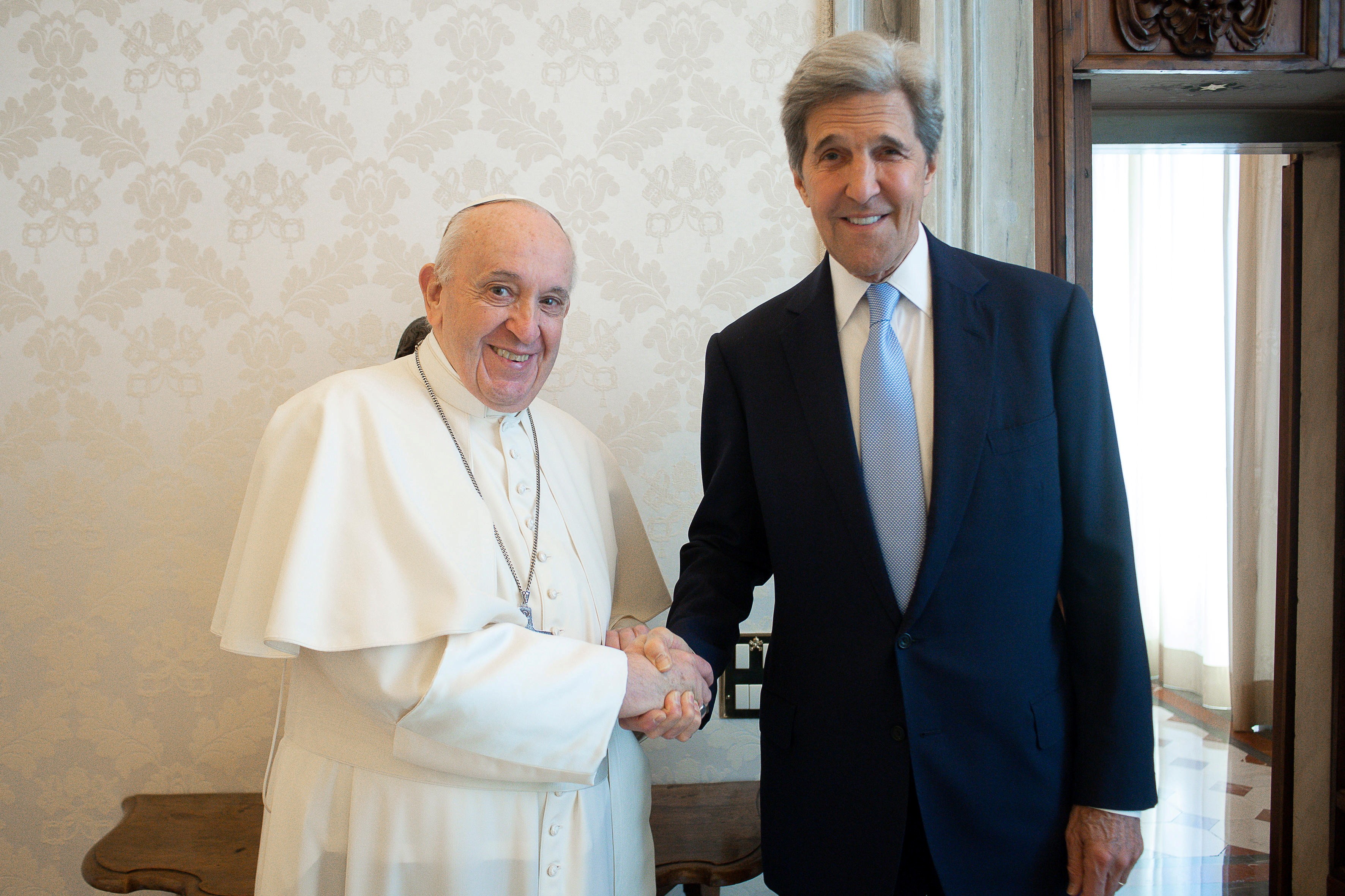 EUA querem que Papa participe de conferência sobre clima, diz Kerry no Vaticano thumbnail