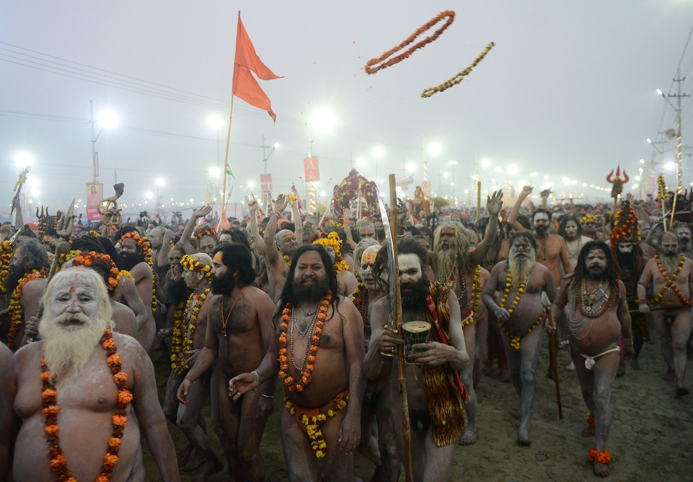 Indianos sadhu (homem sagrado Hindu) caminham em procissão para Sangam - a confluência dos rios Ganges, Yamuna e Saraswati - durante o dia de 'Mauni Amavasya' em Allahabad, na Índia. Milhões de peregrinos hindus mergulharam nos rios sagrados acompanhados por cânticos de textos sagrados para celebrar o festival Kumbh Mela  — Foto: Sanjay Kanojia/AFP