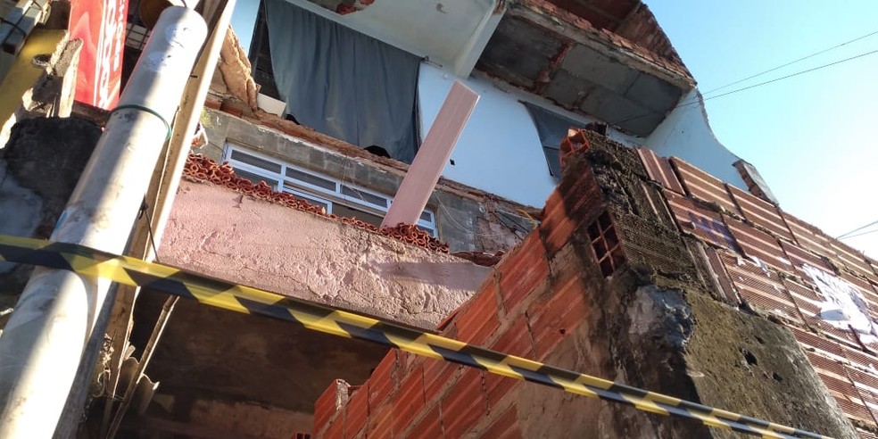 Varanda de prédio na Boca do Rio desabou em Salvador  — Foto: Rafael Alves/TV Bahia