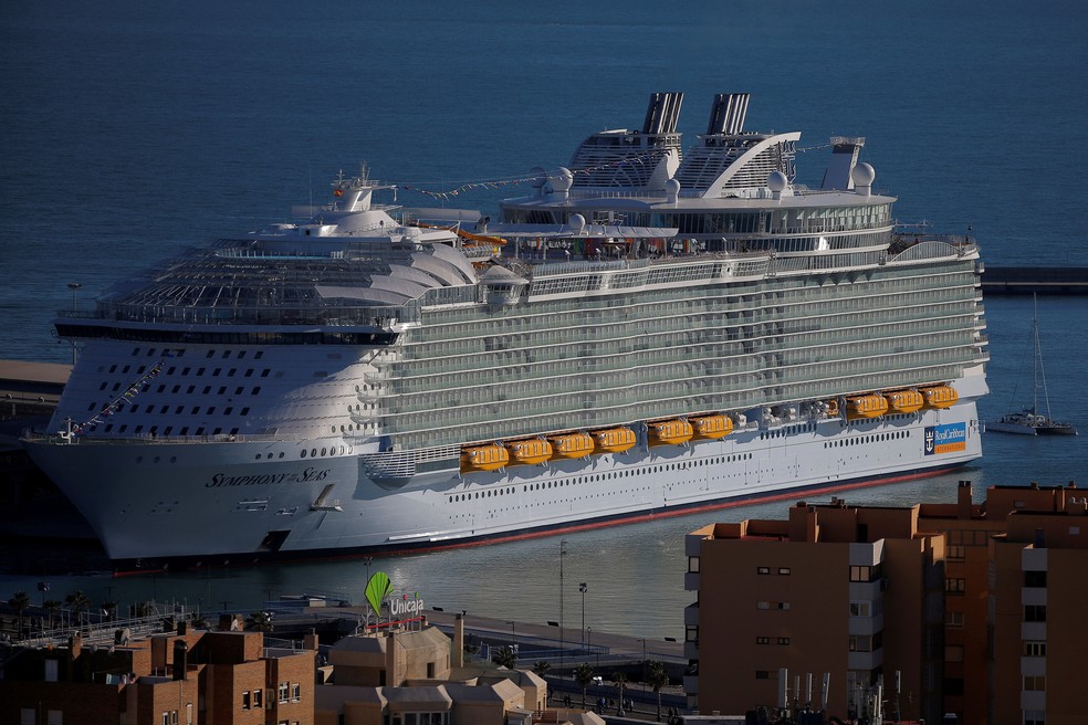 O maior navio de cruzeiro do mundo, da Royal Caribbean Cruises, o Symphony of the Seas, com 362 metros de comprimento, durante sua cerimônia de apresentação mundial, ancorado em um porto em Málaga, Espanha, 27 de março de 2018. — Foto: Jon Nazca/Reuters/Arquivo