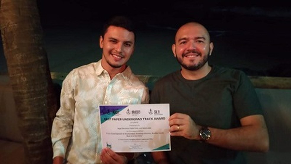 Jorge Luiz e o Prof. Fábio Lobato com o certificado de melhor artigo — Foto: Divulgação