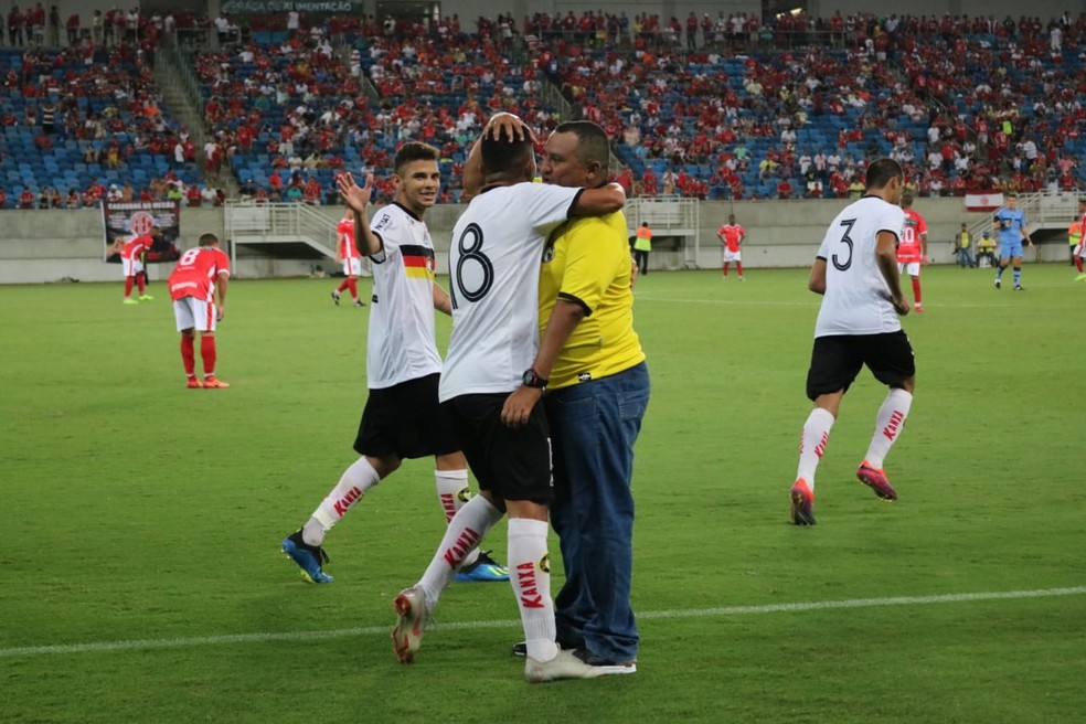 Chiclete saiu do banco para marcar o segundo gol do Globo FC — Foto: Jocaff Souza/10 Sports