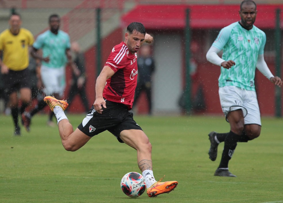 Calleri, do São Paulo, durante jogo-treino contra o EC São Bernardo — Foto: Rubens Chiri / saopaulofc