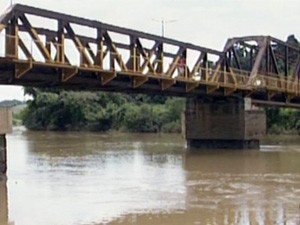 Ponte passa por manutenção em Ribeirão Vermelho. (Foto: Reprodução EPTV)