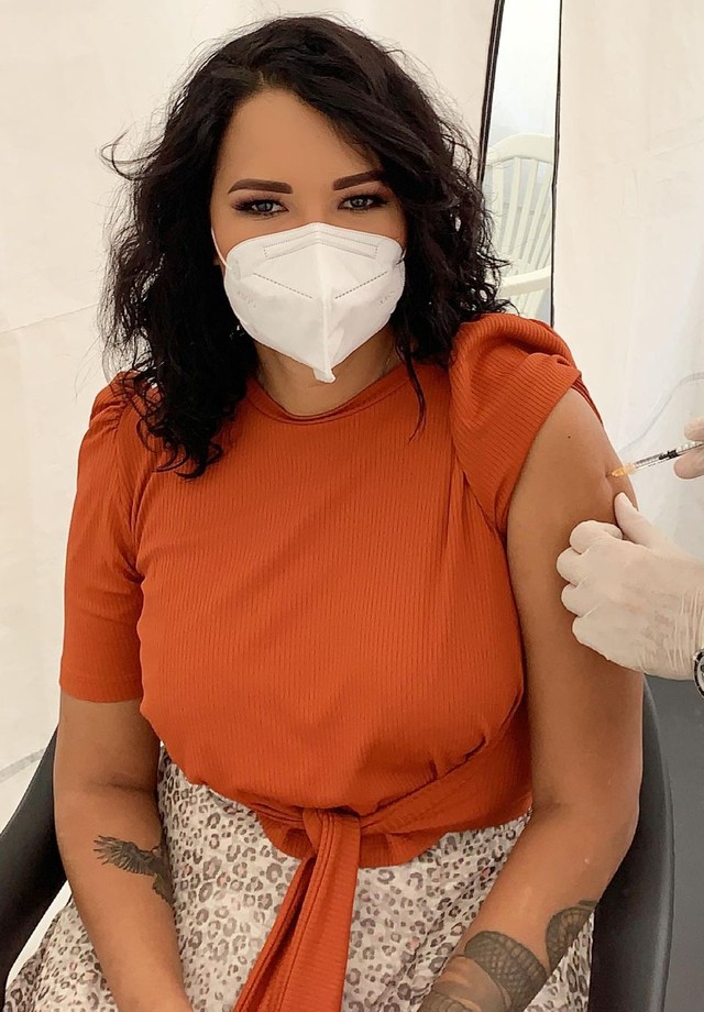 Na Itália, Ariadna Arantes toma vacina contra Covid-19 (Foto: Reprodução/Instagram)