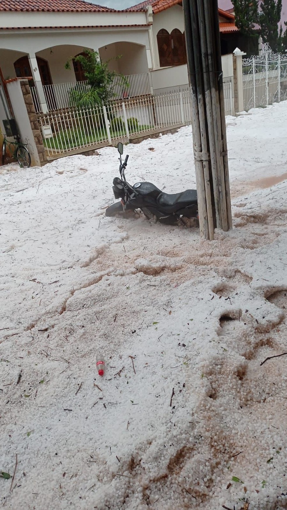 Chuva de granizo em Piraúba — Foto: Reprodução/Redes Sociais